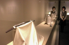 播磨ゆかりの刀などが並ぶ会場=姫路市立美術館 播磨ゆかりの刀などが並ぶ会場=姫路市立美術館
