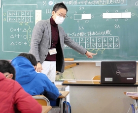 自宅で授業を受ける児童に学習用端末を使って説明する野里小の清瀬真太郎教諭=姫路市坊主町 自宅で授業を受ける児童に学習用端末を使って説明する野里小の清瀬真太郎教諭=姫路市坊主町