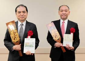 受賞作品と正賞の羽子板を持つ三浦篤さん(左)と納富信留さん=姫路市総社本町 受賞作品と正賞の羽子板を持つ三浦篤さん(左)と納富信留さん=姫路市総社本町