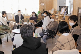 東日本大震災から11年を前に思いを語り合う斎藤英子さん(右端)や、安藤栄作さん(右から3人目)ら=姫路市北条永良町 東日本大震災から11年を前に思いを語り合う斎藤英子さん(右端)や、安藤栄作さん(右から3人目)ら=姫路市北条永良町