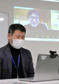 オンライン画面に映る佐藤雄則さんと語る谷口慎一郎さん=姫路市呉服町 オンライン画面に映る佐藤雄則さんと語る谷口慎一郎さん=姫路市呉服町