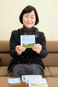 リトミックの創始者ダルクローズの作品を歌うCDを発表した林裕美子さん=姫路市内 リトミックの創始者ダルクローズの作品を歌うCDを発表した林裕美子さん=姫路市内