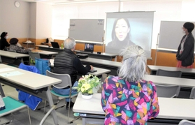 姫路市出身でイタリア在住の東郷亜由美さんが現地での生活についてオンラインで紹介した講演会=姫路市本町 姫路市出身でイタリア在住の東郷亜由美さんが現地での生活についてオンラインで紹介した講演会=姫路市本町