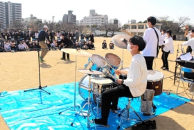 卒業を控える6年生に演奏でエールを送る教諭ら=白鷺小中学校 卒業を控える6年生に演奏でエールを送る教諭ら=白鷺小中学校