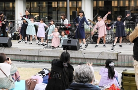 踊りながら歌声を響かせる子どもたち=姫路市駅前町 踊りながら歌声を響かせる子どもたち=姫路市駅前町