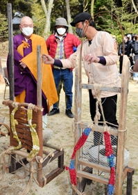 しょいこを担いで山を登り、境内に上げたサクラの苗木について、大樹玄承住職(左)、日比野克彦さん(中央)に説明する古川乾提さん=書写山円教寺 しょいこを担いで山を登り、境内に上げたサクラの苗木について、大樹玄承住職(左)、日比野克彦さん(中央)に説明する古川乾提さん=書写山円教寺