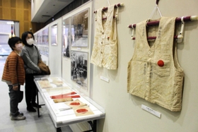 戦場からの無事帰還を願う「千人針」を施したチョッキなどが並ぶ会場=姫路市西延末 戦場からの無事帰還を願う「千人針」を施したチョッキなどが並ぶ会場=姫路市西延末