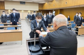 辞令を受け取る新入職員たち=姫路信用金庫 辞令を受け取る新入職員たち=姫路信用金庫