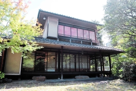 建築家海老原一郎が設計し、直線や水平のデザインが多く取り入れられた本館=姫路市船橋町3(姫路市教育委員会提供) 建築家海老原一郎が設計し、直線や水平のデザインが多く取り入れられた本館=姫路市船橋町3(姫路市教育委員会提供)