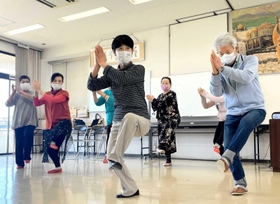 手拍子とともに腰を低く落とし、膝を曲げてももを上げる男踊り=姫路市網干区興浜 手拍子とともに腰を低く落とし、膝を曲げてももを上げる男踊り=姫路市網干区興浜