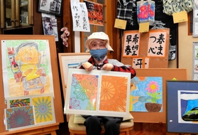 指が動かせないが工夫して筆を持ち、書や絵画を楽しんでいる別所慧哉さん=姫路市大津区平松 指が動かせないが工夫して筆を持ち、書や絵画を楽しんでいる別所慧哉さん=姫路市大津区平松