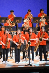 トップバッターで会場を盛り上げた灘中吹奏楽部の生徒たち=アクリエひめじ トップバッターで会場を盛り上げた灘中吹奏楽部の生徒たち=アクリエひめじ