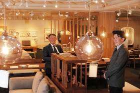 ブランドのイメージを生かした展示場で今後の展望を語る利安宏文社長(右)と武会長=板文ガレリア館(撮影・大山伸一郎) ブランドのイメージを生かした展示場で今後の展望を語る利安宏文社長(右)と武会長=板文ガレリア館(撮影・大山伸一郎)