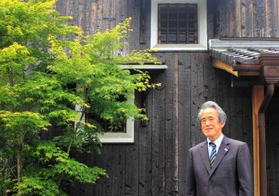 自宅に残る蔵と、高島隆三郎社長=姫路市飾磨区天神 自宅に残る蔵と、高島隆三郎社長=姫路市飾磨区天神