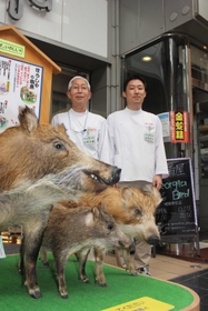 ぼうしや薬局本店のシンボル、イノシシの剥製を前にする松岡洋平社長(右)と、前社長で父の淳朗さん=姫路市駅前町 ぼうしや薬局本店のシンボル、イノシシの剥製を前にする松岡洋平社長(右)と、前社長で父の淳朗さん=姫路市駅前町