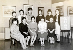 1966年5月、姫路・中井三成堂画廊で開かれたグループ展の集合写真。後列左端が北嶋さん、前列左から2人目が母親の水野美恵さん(紫彩会提供) 1966年5月、姫路・中井三成堂画廊で開かれたグループ展の集合写真。後列左端が北嶋さん、前列左から2人目が母親の水野美恵さん(紫彩会提供)