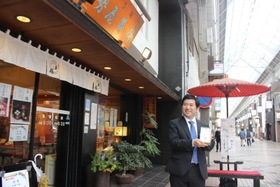 本店前で銘菓「玉椿」を持つ山野芳昭社長=姫路市西二階町 本店前で銘菓「玉椿」を持つ山野芳昭社長=姫路市西二階町