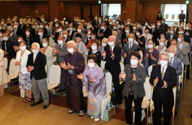 式典の最後に一本締めで結婚50年を祝った参加者ら=姫路市三左衛門堀西の町(撮影・大山伸一郎) 式典の最後に一本締めで結婚50年を祝った参加者ら=姫路市三左衛門堀西の町(撮影・大山伸一郎)