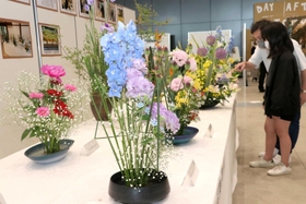 姫路東高校と東洋大付属姫路高校の生徒による生け花が並んだ会場=アクリエひめじ 姫路東高校と東洋大付属姫路高校の生徒による生け花が並んだ会場=アクリエひめじ