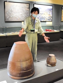 姫路城城下町跡で見つかった水琴窟。大きい物は武家屋敷跡、小さい物は町家跡から出てきた=姫路市埋蔵文化財センター 姫路城城下町跡で見つかった水琴窟。大きい物は武家屋敷跡、小さい物は町家跡から出てきた=姫路市埋蔵文化財センター