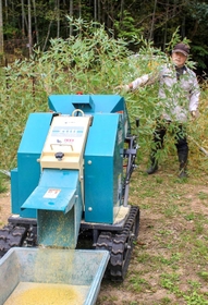 竹を粉砕機に入れ、パウダー化する地域住民=姫路市山田町多田 竹を粉砕機に入れ、パウダー化する地域住民=姫路市山田町多田