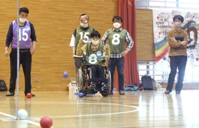 初のリーグ戦でボッチャを楽しむ参加者ら=姫路市増位新町2 初のリーグ戦でボッチャを楽しむ参加者ら=姫路市増位新町2