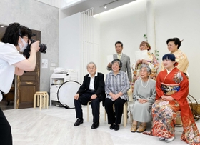 家族成人式の締めくくりとして家族そろって記念撮影=姫路市網干区北新在家、振袖フォトスタジオ四季 家族成人式の締めくくりとして家族そろって記念撮影=姫路市網干区北新在家、振袖フォトスタジオ四季