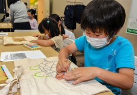 エコバッグ作りなどを通して国際問題を学んだ子どもら=ピオレホール エコバッグ作りなどを通して国際問題を学んだ子どもら=ピオレホール