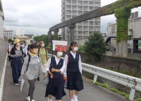 鉄道の名残をたどりながら手柄山を目指す参加者ら=姫路市千代田町 鉄道の名残をたどりながら手柄山を目指す参加者ら=姫路市千代田町