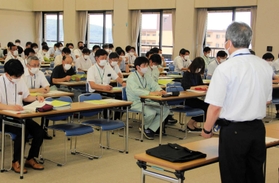 参院選に携わる市職員向けの説明会。開票所周辺の車両の進路など注意を促した=姫路市役所 参院選に携わる市職員向けの説明会。開票所周辺の車両の進路など注意を促した=姫路市役所