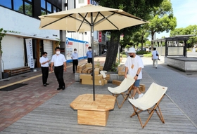 ほこみち制度を活用して設置されたいすやテーブルを確認する関係者=姫路市西二階町 ほこみち制度を活用して設置されたいすやテーブルを確認する関係者=姫路市西二階町