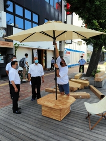ほこみち制度を活用して設置されたいすやテーブルを確認する関係者=姫路市西二階町 ほこみち制度を活用して設置されたいすやテーブルを確認する関係者=姫路市西二階町