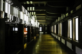 大広間(左)に光が差し込む大天守内部=姫路市本町(撮影・大山伸一郎) 大広間(左)に光が差し込む大天守内部=姫路市本町(撮影・大山伸一郎)