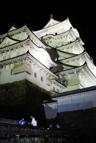 ライトアップされた大天守を間近で見られるのも貴重な体験=姫路市本町(撮影・大山伸一郎) ライトアップされた大天守を間近で見られるのも貴重な体験=姫路市本町(撮影・大山伸一郎)