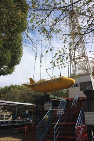 新幹線のそばにある「飛行塔」も、レトロなデザインが残る=姫路市立動物園 新幹線のそばにある「飛行塔」も、レトロなデザインが残る=姫路市立動物園