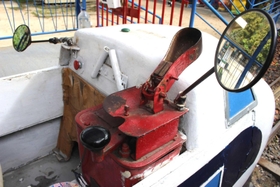 遊具の運転席。手前のハンドルで加速し、ブレーキは足踏み式=姫路市立動物園 遊具の運転席。手前のハンドルで加速し、ブレーキは足踏み式=姫路市立動物園