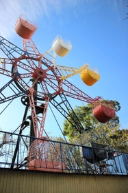 新幹線が走るコースの中にある観覧車。大天守も一望できる=姫路市立動物園 新幹線が走るコースの中にある観覧車。大天守も一望できる=姫路市立動物園