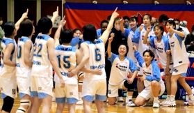 記念すべき開幕戦開始直前、チーム全員で明るく盛り上がる姫路イーグレッツ=新潟県阿賀野市 記念すべき開幕戦開始直前、チーム全員で明るく盛り上がる姫路イーグレッツ=新潟県阿賀野市