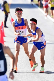男子・姫路の2区山本翔大選手(左)からたすきを受け取る3区小林優真選手=丹波篠山市内(撮影・中西幸大) 男子・姫路の2区山本翔大選手(左)からたすきを受け取る3区小林優真選手=丹波篠山市内(撮影・中西幸大)