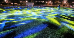 色鮮やかな光に照らされた姫路城三の丸広場=姫路市本町(撮影・大山伸一郎) 色鮮やかな光に照らされた姫路城三の丸広場=姫路市本町(撮影・大山伸一郎)