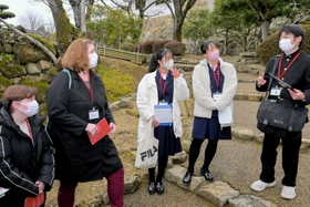 英語で姫路城の歴史を説明する生徒ら=姫路城 英語で姫路城の歴史を説明する生徒ら=姫路城