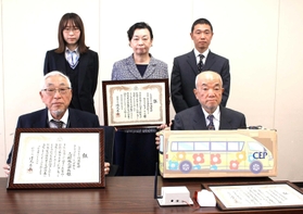 開発した商品や証書を手にする各企業の関係者ら=姫路市役所 開発した商品や証書を手にする各企業の関係者ら=姫路市役所