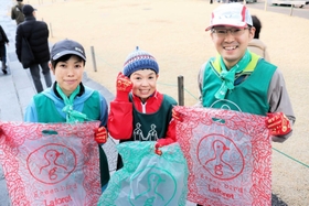 当日、コースのごみを拾いながら走る(左から)藤田ゆかりさん、竹尾かおりさん、原勇一郎さん=姫路市駅前町 当日、コースのごみを拾いながら走る(左から)藤田ゆかりさん、竹尾かおりさん、原勇一郎さん=姫路市駅前町