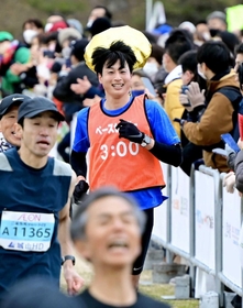 設定時刻通りにフィニッシュする3時間のペースセッター畠中利樹さん=姫路城三の丸広場 設定時刻通りにフィニッシュする3時間のペースセッター畠中利樹さん=姫路城三の丸広場