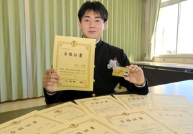 全商検定で9冠を達成した黒田拓夢さん=姫路商業高校 全商検定で9冠を達成した黒田拓夢さん=姫路商業高校