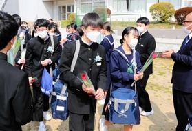 在校生から花を受け取り、花道を通る卒業生ら=安富中学校 在校生から花を受け取り、花道を通る卒業生ら=安富中学校