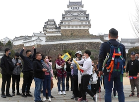 外国人の姿が戻ってきた姫路城。万博に向け、城の魅力を生かす観光プランも求められる=姫路市本町(撮影・辰巳直之) 外国人の姿が戻ってきた姫路城。万博に向け、城の魅力を生かす観光プランも求められる=姫路市本町(撮影・辰巳直之)