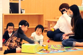 子育て広場に集う親子。施策の充実が人口減に歯止めをかける可能性も=姫路市駅前町 子育て広場に集う親子。施策の充実が人口減に歯止めをかける可能性も=姫路市駅前町