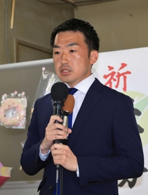 落選が確実となり、支援者にあいさつする榑谷健太郎氏=姫路市小姓町(撮影・小林良多) 落選が確実となり、支援者にあいさつする榑谷健太郎氏=姫路市小姓町(撮影・小林良多)