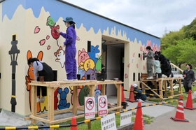 桜山公園のトイレの壁に絵を描く香寺高校生=姫路市太市中 桜山公園のトイレの壁に絵を描く香寺高校生=姫路市太市中